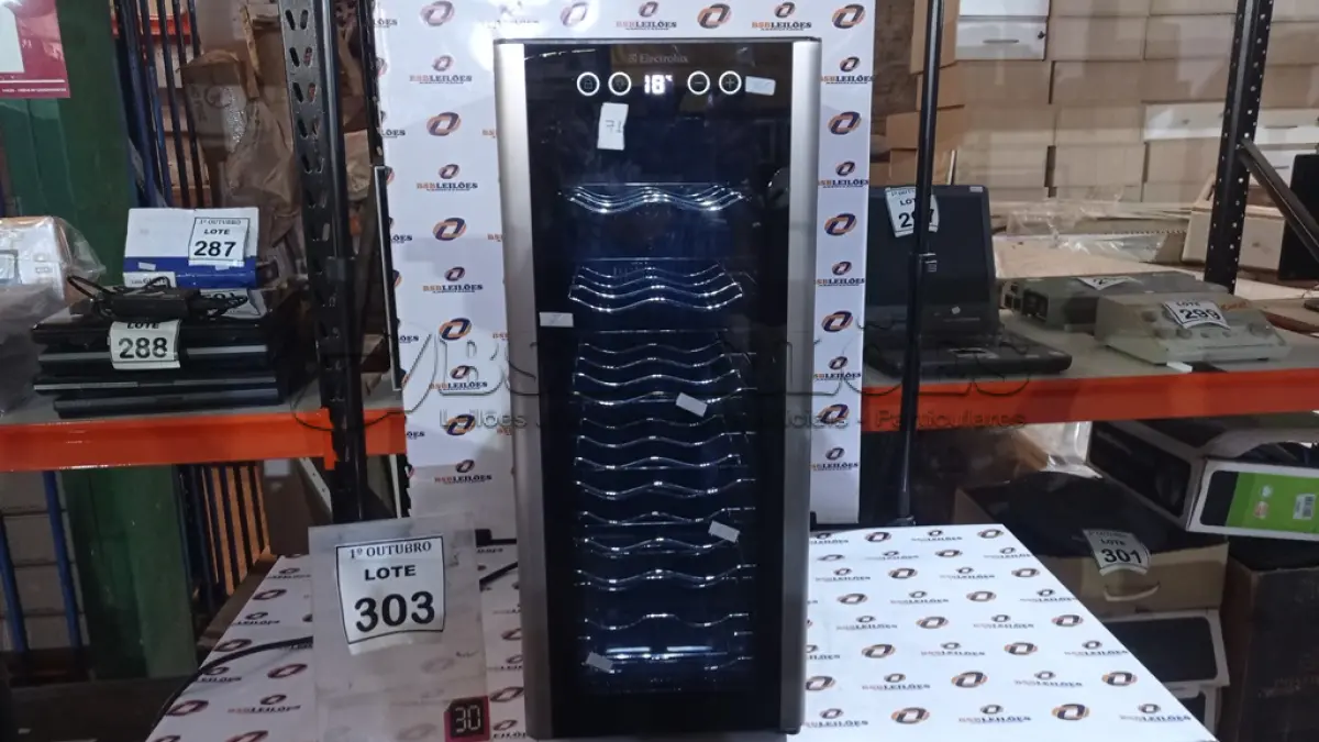 LOTE 303 - 01 ADEGA MARCA ELECTROLUX. (NO ESTADO) ATENÇÃO! FAZER A VISITAÇÃO ANTES DE ARREMATAR, NÃO SABEMOS SE FUNCIONA, LEILÃO NÃO TEM GARANTIA E NEM DEVOLUÇÃO, SUJEITO A POSSÍVEIS AVARIAS VISÍVEIS/OCULTAS E/OU AUSÊNCIA DE COMPONENTES.