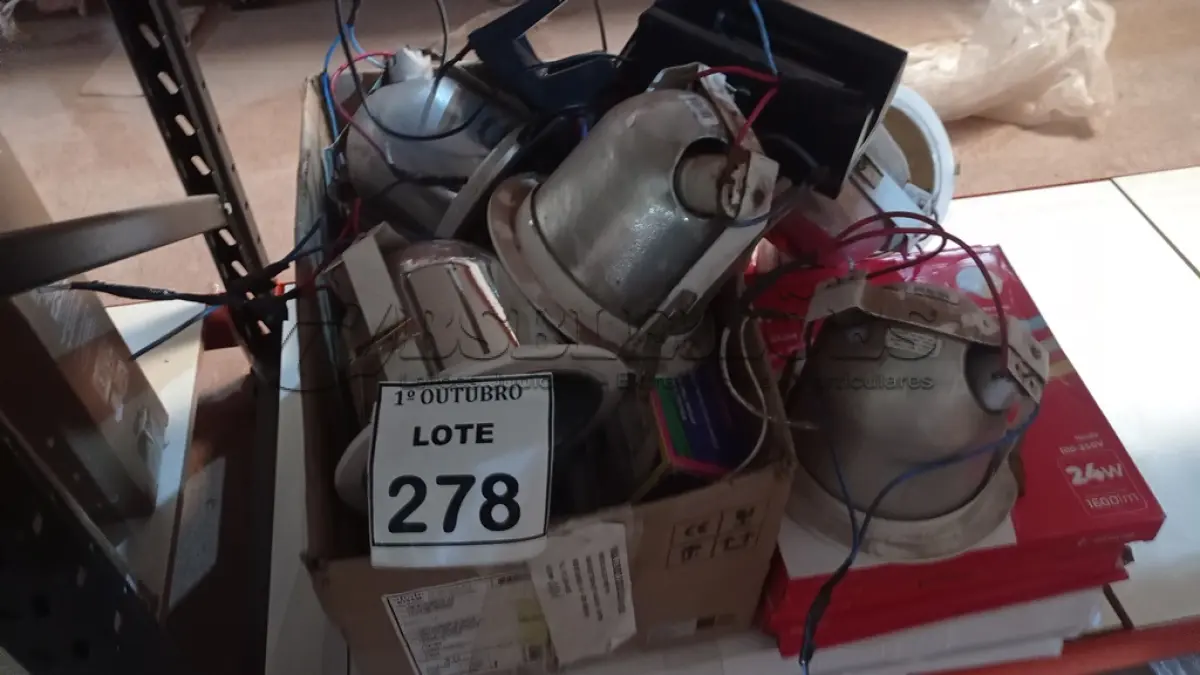 LOTE 278 - 01 LOTE COM VÁRIAS LUMINÁRIAS MARCAS E MODELOS DIVERSOS. (NO ESTADO) ATENÇÃO! FAZER A VISITAÇÃO ANTES DE ARREMATAR, NÃO SABEMOS SE FUNCIONA, LEILÃO NÃO TEM GARANTIA E NEM DEVOLUÇÃO, SUJEITO A POSSÍVEIS AVARIAS VISÍVEIS/OCULTAS E/OU AUSÊNCIA DE COMPONENTES.