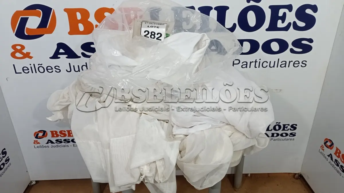 LOTE 282 - 01 SACO COM CORTINAS NA COR BRANCA. (NO ESTADO) ATENÇÃO! FAZER A VISITAÇÃO ANTES DE ARREMATAR, NÃO SABEMOS SE FUNCIONA, LEILÃO NÃO TEM GARANTIA E NEM DEVOLUÇÃO, SUJEITO A POSSÍVEIS AVARIAS VISÍVEIS/OCULTAS E/OU AUSÊNCIA DE COMPONENTES.
