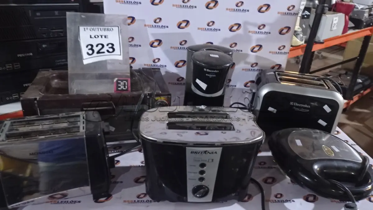 LOTE 323 - 03 TORRADEIRAS ELÉTRICAS, 03 SANDUICHEIRAS, 01 ESPREMEDOR, 01 MINI FORNO ELÉTRICO, 01 CAFETEIRA E 01 BALANÇA DE PRECISÃO. (NO ESTADO) ATENÇÃO! FAZER A VISITAÇÃO ANTES DE ARREMATAR, NÃO SABEMOS SE FUNCIONA, LEILÃO NÃO TEM GARANTIA E NEM DEVOLUÇÃO, SUJEITO A POSSÍVEIS AVARIAS VISÍVEIS/OCULTAS E/OU AUSÊNCIA DE COMPONENTES.