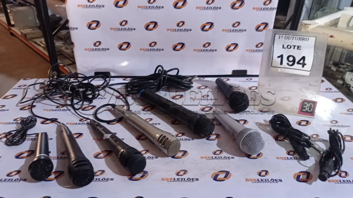 LOTE 194 - 07 MICROFONES DE MARCAS E MODELOS DIVERSOS. (NO ESTADO) ATENÇÃO! FAZER A VISITAÇÃO ANTES DE ARREMATAR, NÃO SABEMOS SE FUNCIONA, LEILÃO NÃO TEM GARANTIA E NEM DEVOLUÇÃO, SUJEITO A POSSÍVEIS AVARIAS VISÍVEIS/OCULTAS E/OU AUSÊNCIA DE COMPONENTES.