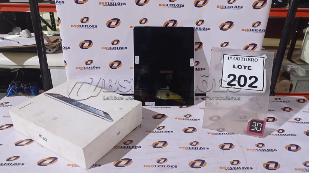 LOTE 202 - 01 IPAD. (NO ESTADO) ATENÇÃO! FAZER A VISITAÇÃO ANTES DE ARREMATAR, NÃO SABEMOS SE FUNCIONA, LEILÃO NÃO TEM GARANTIA E NEM DEVOLUÇÃO, SUJEITO A POSSÍVEIS AVARIAS VISÍVEIS/OCULTAS E/OU AUSÊNCIA DE COMPONENTES.