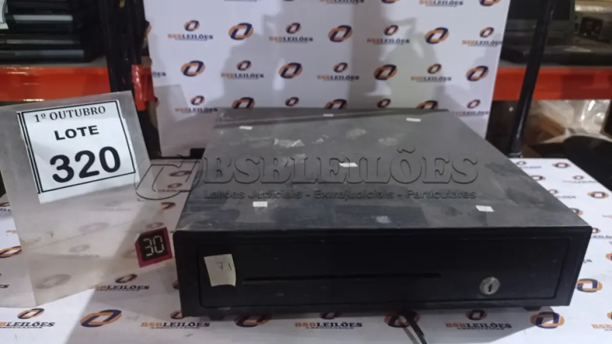 LOTE 320 - 01 GAVETA DE DINHEIRO. (NO ESTADO) ATENÇÃO! FAZER A VISITAÇÃO ANTES DE ARREMATAR, NÃO SABEMOS SE FUNCIONA, LEILÃO NÃO TEM GARANTIA E NEM DEVOLUÇÃO, SUJEITO A POSSÍVEIS AVARIAS VISÍVEIS/OCULTAS E/OU AUSÊNCIA DE COMPONENTES.