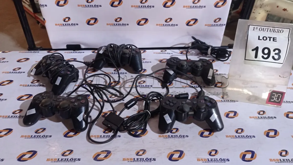 LOTE 193 - 05 JOYSTICKS DE PLAYSTATION. (NO ESTADO) ATENÇÃO! FAZER A VISITAÇÃO ANTES DE ARREMATAR, NÃO SABEMOS SE FUNCIONA, LEILÃO NÃO TEM GARANTIA E NEM DEVOLUÇÃO, SUJEITO A POSSÍVEIS AVARIAS VISÍVEIS/OCULTAS E/OU AUSÊNCIA DE COMPONENTES.