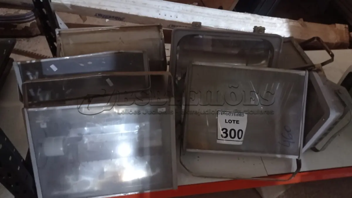 LOTE 300 - 08 REFLETORES DE TAMANHOS VARIADOS. (NO ESTADO) ATENÇÃO! FAZER A VISITAÇÃO ANTES DE ARREMATAR, NÃO SABEMOS SE FUNCIONA, LEILÃO NÃO TEM GARANTIA E NEM DEVOLUÇÃO, SUJEITO A POSSÍVEIS AVARIAS VISÍVEIS/OCULTAS E/OU AUSÊNCIA DE COMPONENTES.