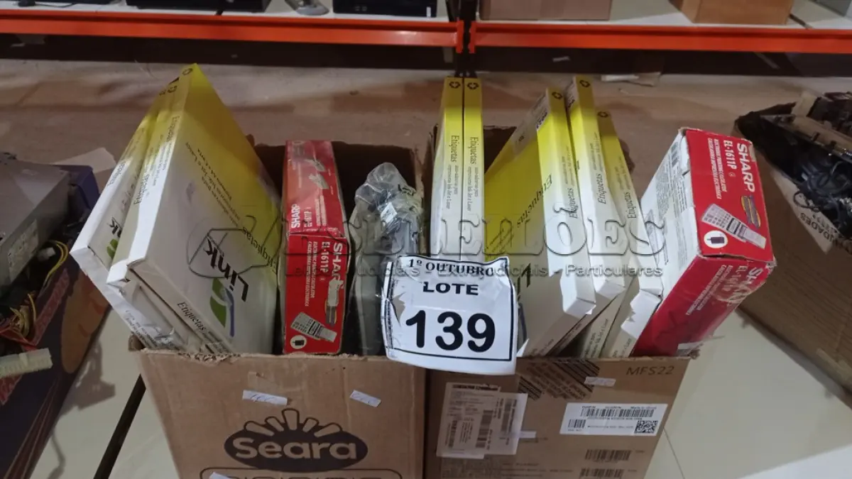 LOTE 139 - 01 LOTE COM VÁRIAS CALCULADORAS, ETIQUETAS, BLOCOS DE NOTE E MATERIAIS PARA ESCRITÓRIOS DIVERSOS. (NO ESTADO) ATENÇÃO! FAZER A VISITAÇÃO ANTES DE ARREMATAR, NÃO SABEMOS SE FUNCIONA, LEILÃO NÃO TEM GARANTIA E NEM DEVOLUÇÃO, SUJEITO A POSSÍVEIS AVARIAS VISÍVEIS/OCULTAS E/OU AUSÊNCIA DE COMPONENTES.
