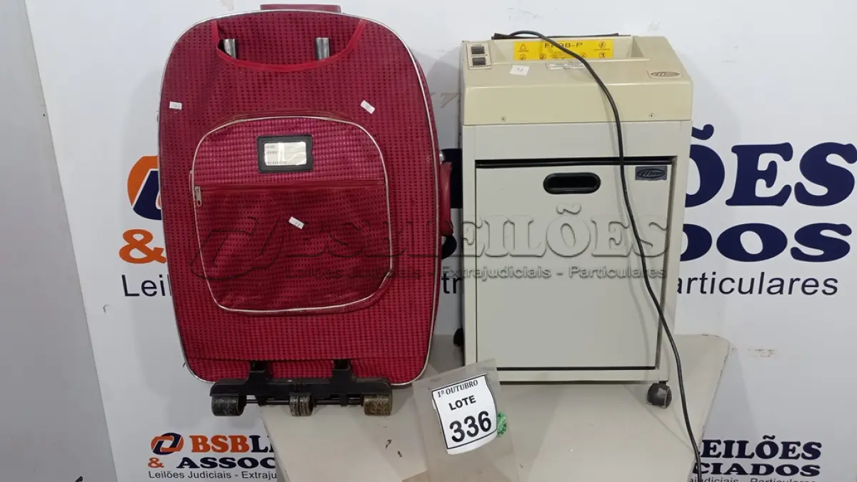 LOTE 336 - 01 FRAGMENTADORA DE PAPEL E 01 MALA. (NO ESTADO) ATENÇÃO! FAZER A VISITAÇÃO ANTES DE ARREMATAR, NÃO SABEMOS SE FUNCIONA, LEILÃO NÃO TEM GARANTIA E NEM DEVOLUÇÃO, SUJEITO A POSSÍVEIS AVARIAS VISÍVEIS/OCULTAS E/OU AUSÊNCIA DE COMPONENTES.