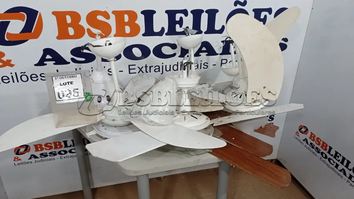 LOTE 095 - 06 VENTILADORES DE TETO. (NO ESTADO) ATENÇÃO! FAZER A VISITAÇÃO ANTES DE ARREMATAR, NÃO SABEMOS SE FUNCIONA, LEILÃO NÃO TEM GARANTIA E NEM DEVOLUÇÃO, SUJEITO A POSSÍVEIS AVARIAS VISÍVEIS/OCULTAS E/OU AUSÊNCIA DE COMPONENTES.