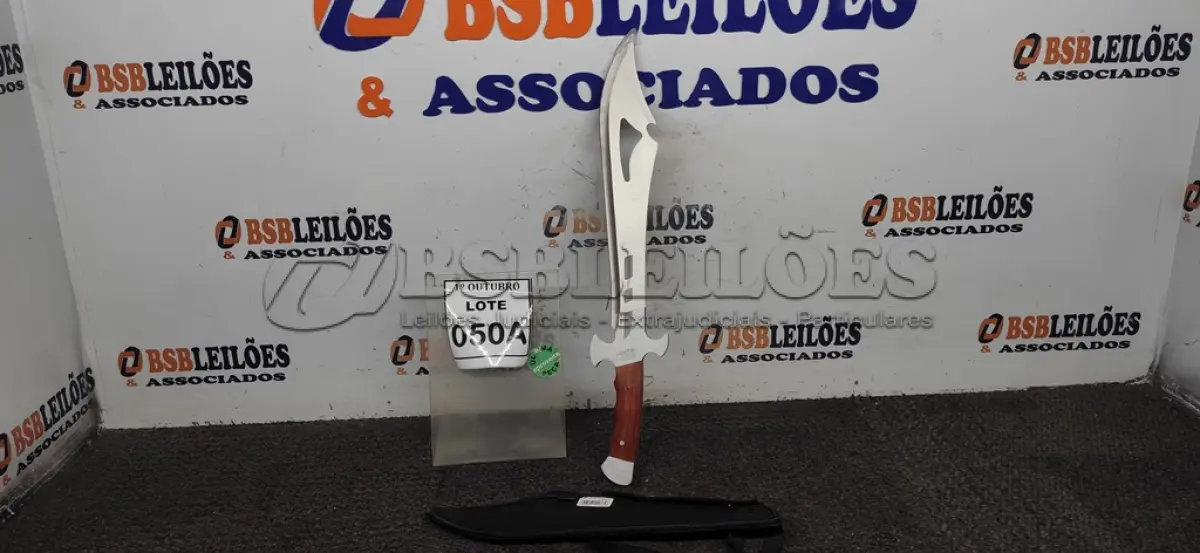 LOTE 050 - 01 FACÃO MEDIEVAL IMPORTADO AÇO INOXIDÁVEL CABO EM MADEIRA FULL TANG BAINHA DE NYLON TAMANHO TOTAL 50CM PESO 526G JÁ AFIADA. (NO ESTADO) ATENÇÃO! FAZER A VISITAÇÃO ANTES DE ARREMATAR, NÃO SABEMOS SE FUNCIONA, LEILÃO NÃO TEM GARANTIA E NEM DEVOLUÇÃO, SUJEITO A POSSÍVEIS AVARIAS VISÍVEIS/OCULTAS E/OU AUSÊNCIA DE COMPONENTES.