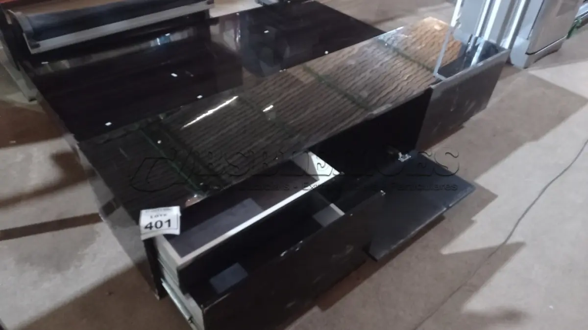 LOTE 401 - 01 MESA DE CENTRO EM MADEIRA DE 1,79X0,79 E UM RACK DE MADEIRA COM 02 GAVETAS E 01 PORTA 1,93X0,49. (NO ESTADO) ATENÇÃO! FAZER A VISITAÇÃO ANTES DE ARREMATAR, NÃO SABEMOS SE FUNCIONA, LEILÃO NÃO TEM GARANTIA E NEM DEVOLUÇÃO, SUJEITO A POSSÍVEIS AVARIAS VISÍVEIS/OCULTAS E/OU AUSÊNCIA DE COMPONENTES.