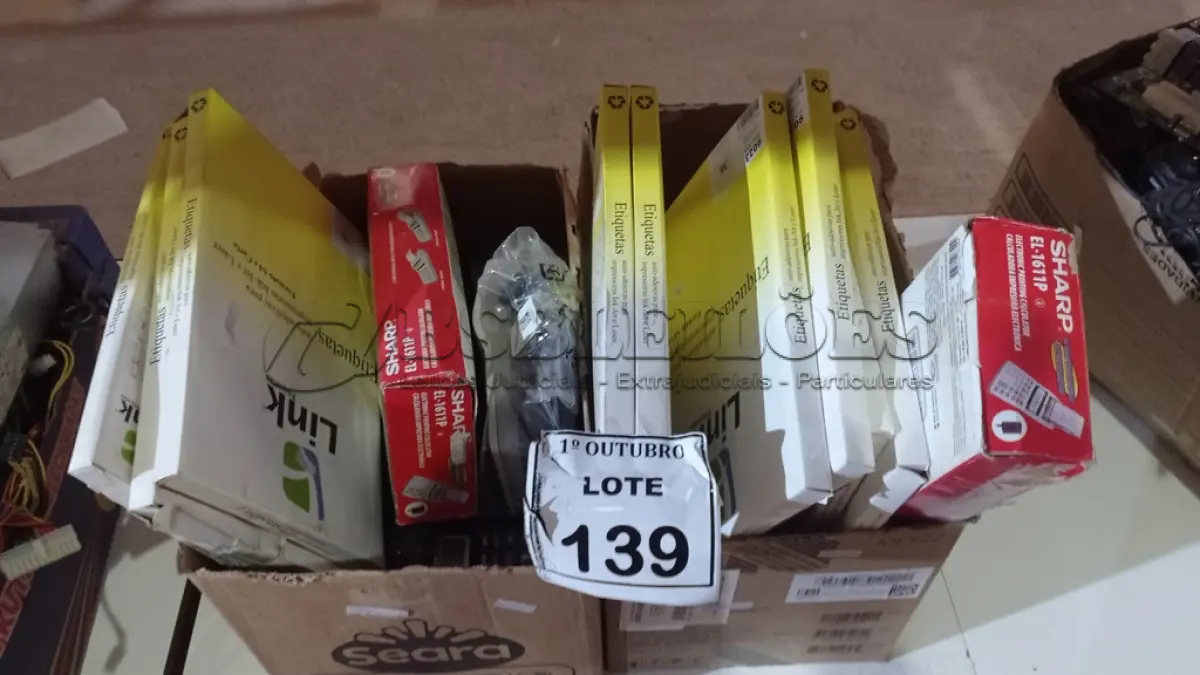 LOTE 139 - 01 LOTE COM VÁRIAS CALCULADORAS, ETIQUETAS, BLOCOS DE NOTE E MATERIAIS PARA ESCRITÓRIOS DIVERSOS. (NO ESTADO) ATENÇÃO! FAZER A VISITAÇÃO ANTES DE ARREMATAR, NÃO SABEMOS SE FUNCIONA, LEILÃO NÃO TEM GARANTIA E NEM DEVOLUÇÃO, SUJEITO A POSSÍVEIS AVARIAS VISÍVEIS/OCULTAS E/OU AUSÊNCIA DE COMPONENTES.