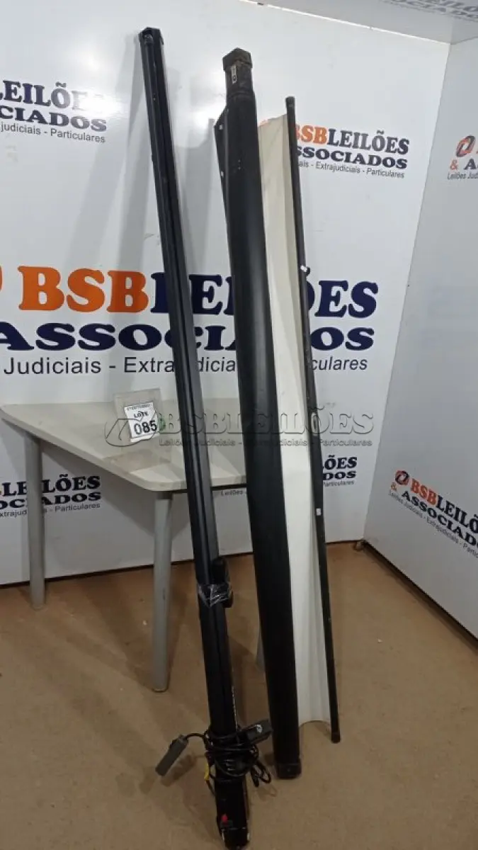LOTE 085 - 02 TELAS DE PROJEÇÃO RETRÁTIL. (NO ESTADO) ATENÇÃO! FAZER A VISITAÇÃO ANTES DE ARREMATAR, NÃO SABEMOS SE FUNCIONA, LEILÃO NÃO TEM GARANTIA E NEM DEVOLUÇÃO, SUJEITO A POSSÍVEIS AVARIAS VISÍVEIS/OCULTAS E/OU AUSÊNCIA DE COMPONENTES.