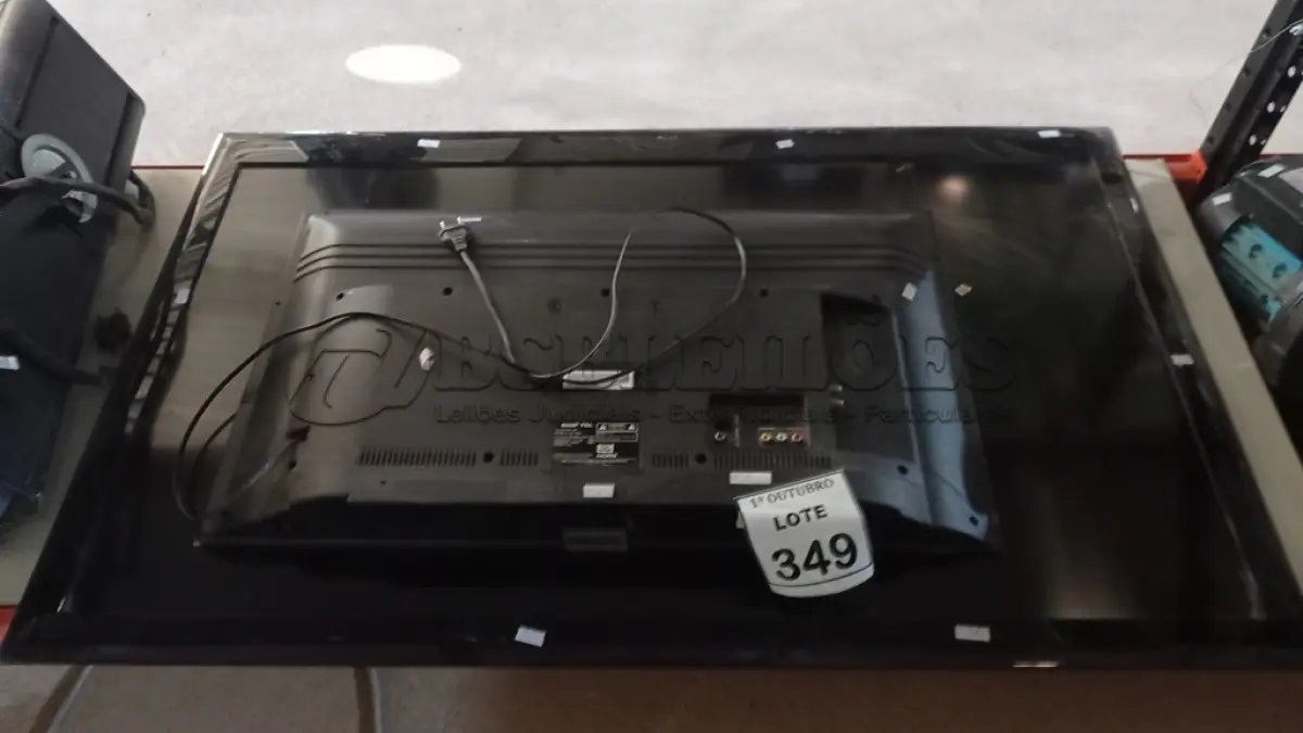 LOTE 349 - 01 TV LCD 47’’ MARCA LG E 01 TV LCD 32’’ MARCA SEMP TCL. (NO ESTADO) ATENÇÃO! FAZER A VISITAÇÃO ANTES DE ARREMATAR, NÃO SABEMOS SE FUNCIONA, LEILÃO NÃO TEM GARANTIA E NEM DEVOLUÇÃO, SUJEITO A POSSÍVEIS AVARIAS VISÍVEIS/OCULTAS E/OU AUSÊNCIA DE COMPONENTES.