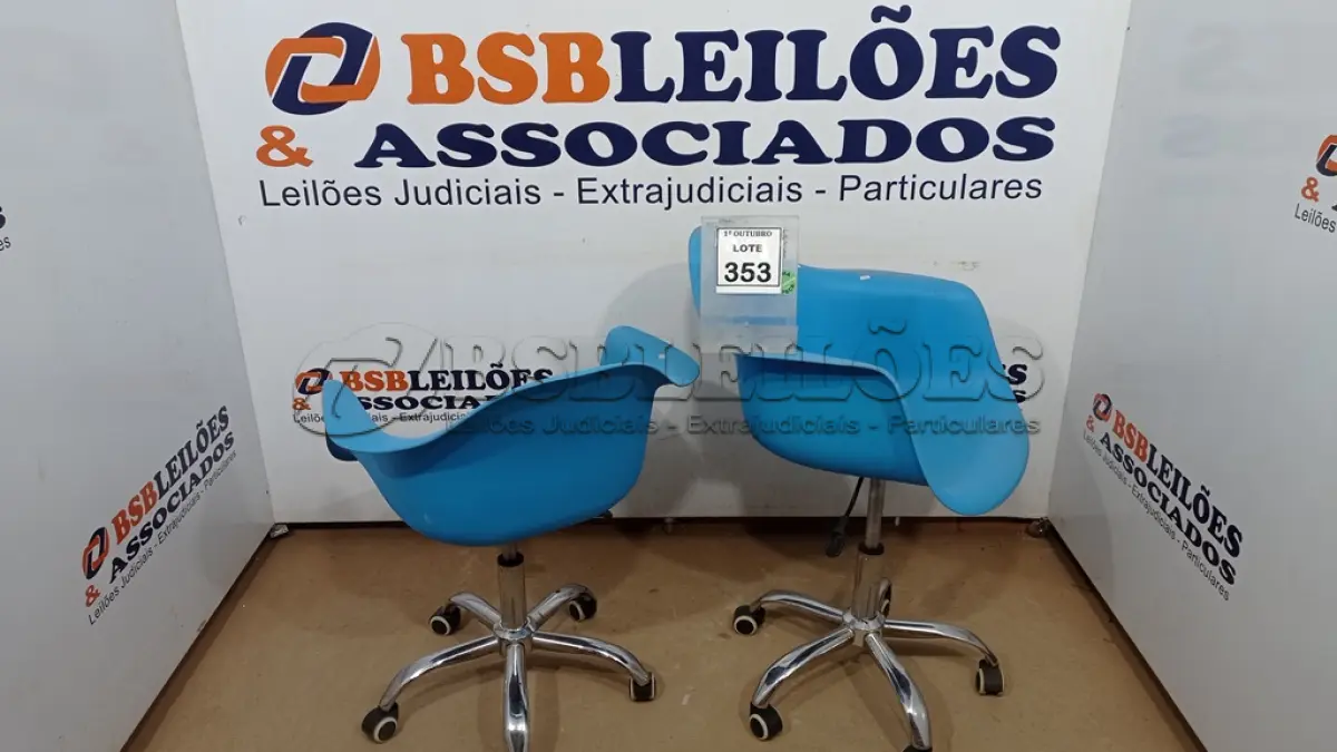 LOTE 353 - 02 CADEIRAS GIRATÓRIAS TIPO CONCHA. (NO ESTADO) ATENÇÃO! FAZER A VISITAÇÃO ANTES DE ARREMATAR, NÃO SABEMOS SE FUNCIONA, LEILÃO NÃO TEM GARANTIA E NEM DEVOLUÇÃO, SUJEITO A POSSÍVEIS AVARIAS VISÍVEIS/OCULTAS E/OU AUSÊNCIA DE COMPONENTES.
