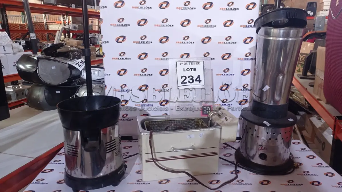LOTE 234 - 01 FRITADEIRA ELÉTRICA, 01 LIQUIDIFICADOR INDUSTRIAL E 01 MOTOR DE LIQUIDIFICADOR INDUSTRIAL. (NO ESTADO) ATENÇÃO! FAZER A VISITAÇÃO ANTES DE ARREMATAR, NÃO SABEMOS SE FUNCIONA, LEILÃO NÃO TEM GARANTIA E NEM DEVOLUÇÃO, SUJEITO A POSSÍVEIS AVARIAS VISÍVEIS/OCULTAS E/OU AUSÊNCIA DE COMPONENTES.