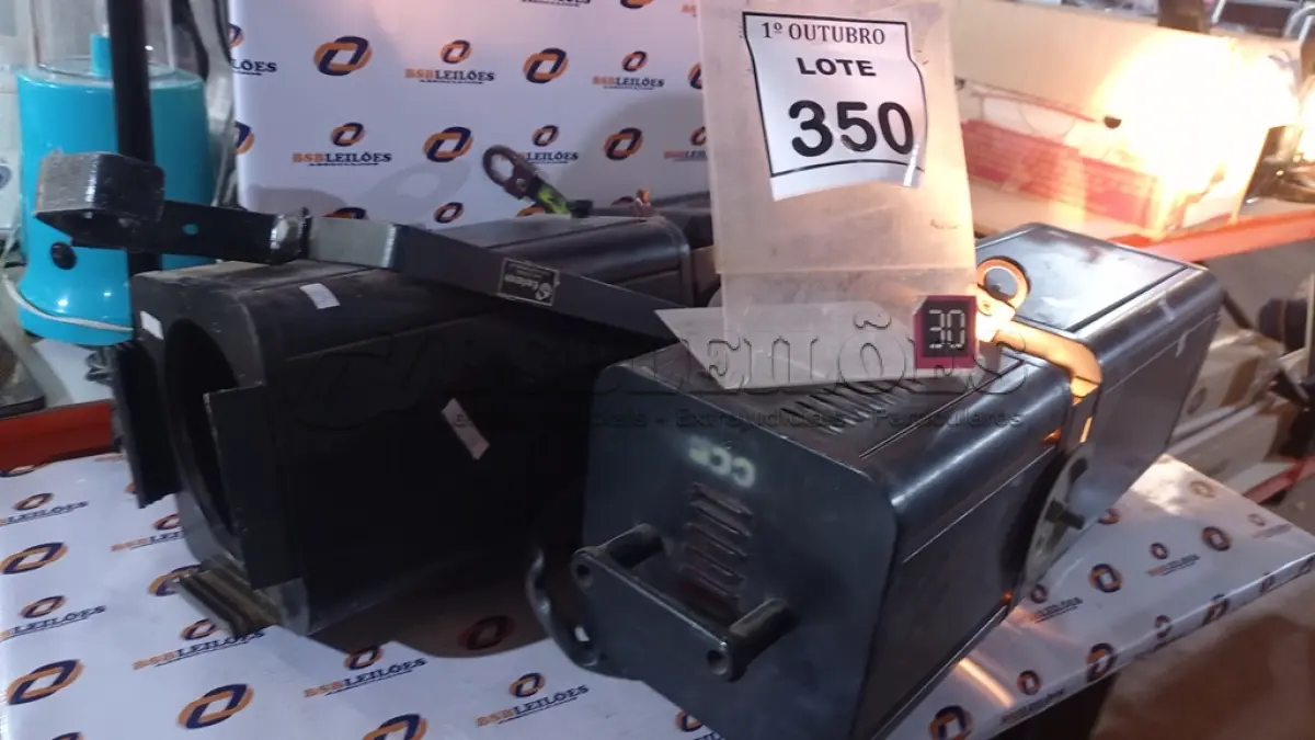 LOTE 350 - 02 REFLETORES PARA PALCO. (NO ESTADO) ATENÇÃO! FAZER A VISITAÇÃO ANTES DE ARREMATAR, NÃO SABEMOS SE FUNCIONA, LEILÃO NÃO TEM GARANTIA E NEM DEVOLUÇÃO, SUJEITO A POSSÍVEIS AVARIAS VISÍVEIS/OCULTAS E/OU AUSÊNCIA DE COMPONENTES.