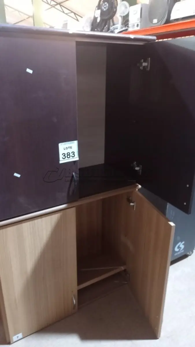 LOTE 383 - 02 ARMÁRIOS BAIXOS DE MADEIRA COM 02 PORTAS. (NO ESTADO) ATENÇÃO! FAZER A VISITAÇÃO ANTES DE ARREMATAR, NÃO SABEMOS SE FUNCIONA, LEILÃO NÃO TEM GARANTIA E NEM DEVOLUÇÃO, SUJEITO A POSSÍVEIS AVARIAS VISÍVEIS/OCULTAS E/OU AUSÊNCIA DE COMPONENTES.