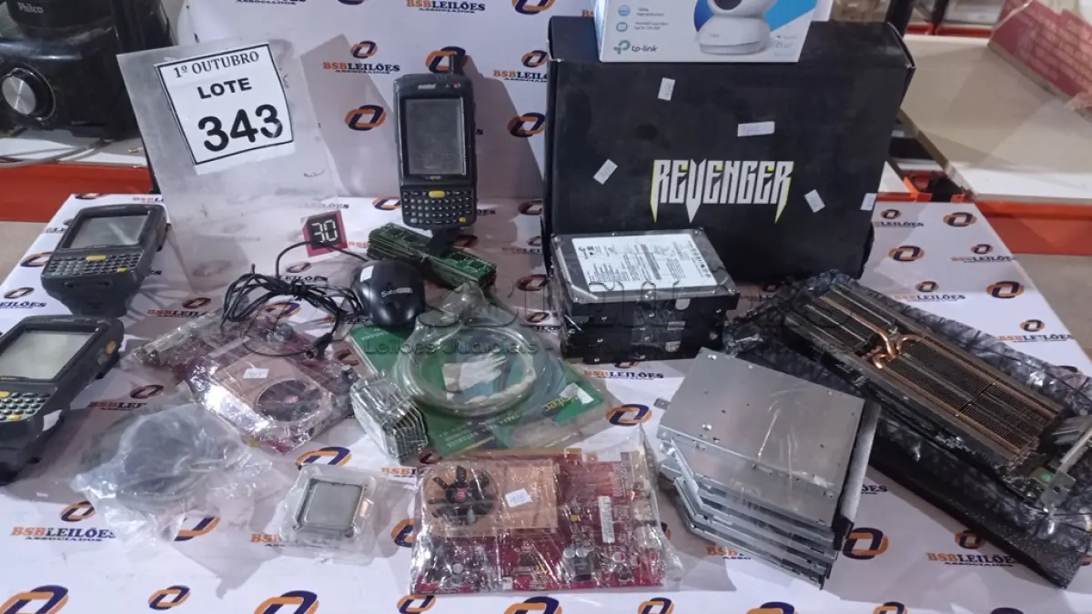 LOTE 343 - 02 TRANCAS PARA NOTEBOOK, 03 PLACAS DE VÍDEO, 05 GRAVADORAS NOTEBOOKS, 01 PROCESSADOR, 10 MEMÓRIAS PARA PC, 09 MEMÓRIAS PARA NOTEBOOK, 03 HDS, 01 MOUSE, 01 SCANNER, 03 COLETORES DE DADO, 01 CÂMERA WIFI TPLINK. (NO ESTADO) ATENÇÃO! FAZER A VISITAÇÃO ANTES DE ARREMATAR, NÃO SABEMOS SE FUNCIONA, LEILÃO NÃO TEM GARANTIA E NEM DEVOLUÇÃO, SUJEITO A POSSÍVEIS AVARIAS VISÍVEIS/OCULTAS E/OU AUSÊNCIA DE COMPONENTES.