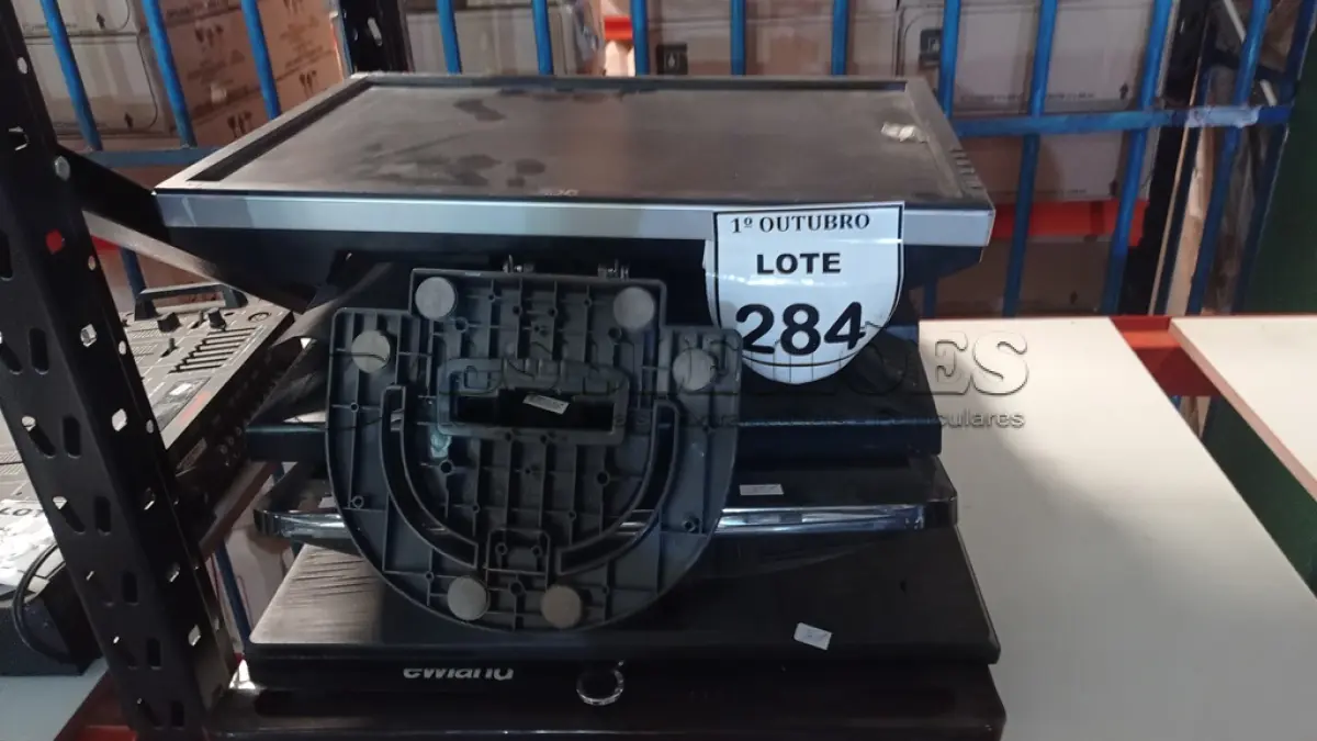 LOTE 284 - 08 MONITORES LCD DE MARCAS E MODELOS DIVERSOS. (NO ESTADO) ATENÇÃO! FAZER A VISITAÇÃO ANTES DE ARREMATAR, NÃO SABEMOS SE FUNCIONA. LEILÃO NÃO TEM GARANTIA E NEM DEVOLUÇÃO, SUJEITO A POSSÍVEIS AVARIAS VISÍVEIS/OCULTAS E/OU AUSÊNCIA DE COMPONENTES.