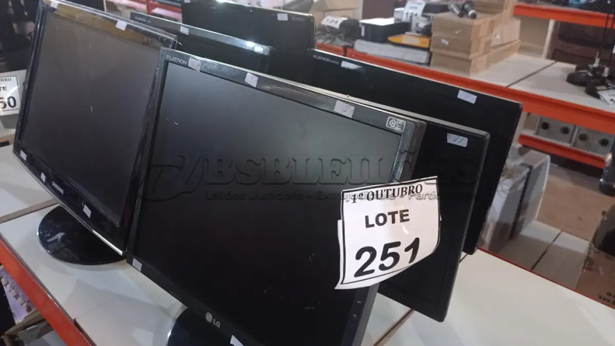 LOTE 251 - 06 MONITORES DE MARCAS E MODELOS DIVERSOS. (NO ESTADO) ATENÇÃO! FAZER A VISITAÇÃO ANTES DE ARREMATAR, NÃO SABEMOS SE FUNCIONA, LEILÃO NÃO TEM GARANTIA E NEM DEVOLUÇÃO, SUJEITO A POSSÍVEIS AVARIAS VISÍVEIS/OCULTAS E/OU AUSÊNCIA DE COMPONENTES.