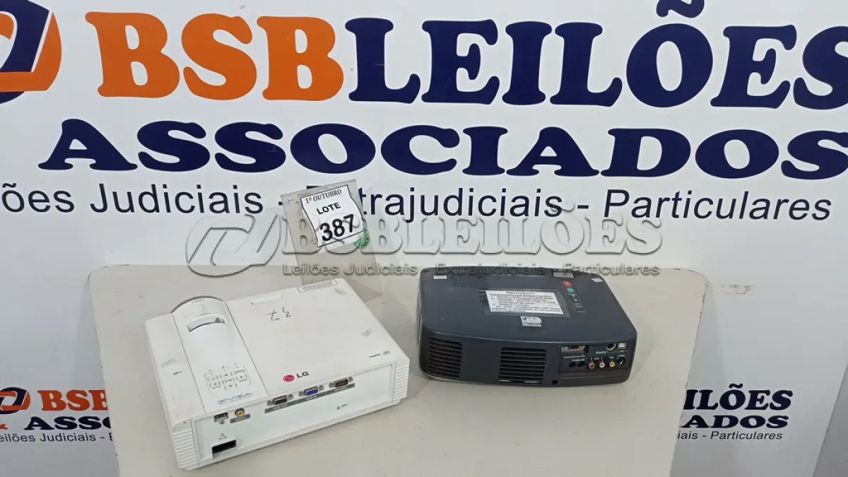 LOTE 387 - 01 PROJETOR MARCA EPSON E 01 PROJETOR MARCA LG. (NO ESTADO) ATENÇÃO! FAZER A VISITAÇÃO ANTES DE ARREMATAR, NÃO SABEMOS SE FUNCIONA, LEILÃO NÃO TEM GARANTIA E NEM DEVOLUÇÃO, SUJEITO A POSSÍVEIS AVARIAS VISÍVEIS/OCULTAS E/OU AUSÊNCIA DE COMPONENTES.