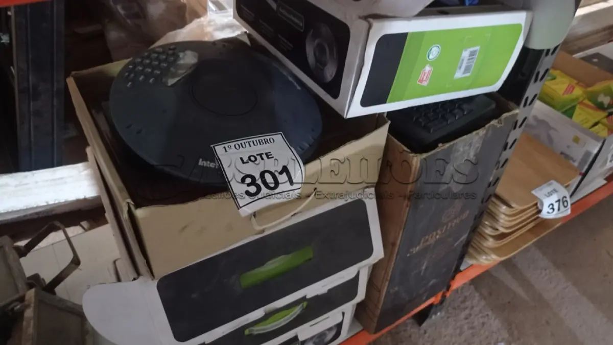 LOTE 301 - 04 APARELHOS DE AUDIOCONFERÊNCIA MARCA INTELBRAS E 01 MARCA POLYCOM E GRANDE QUANTIDADE DE TECLADOS PARA PC MARCAS E MODELOS DIVERSOS. (NO ESTADO) ATENÇÃO! FAZER A VISITAÇÃO ANTES DE ARREMATAR, NÃO SABEMOS SE FUNCIONA, LEILÃO NÃO TEM GARANTIA E NEM DEVOLUÇÃO, SUJEITO A POSSÍVEIS AVARIAS VISÍVEIS/OCULTAS E/OU AUSÊNCIA DE COMPONENTES.