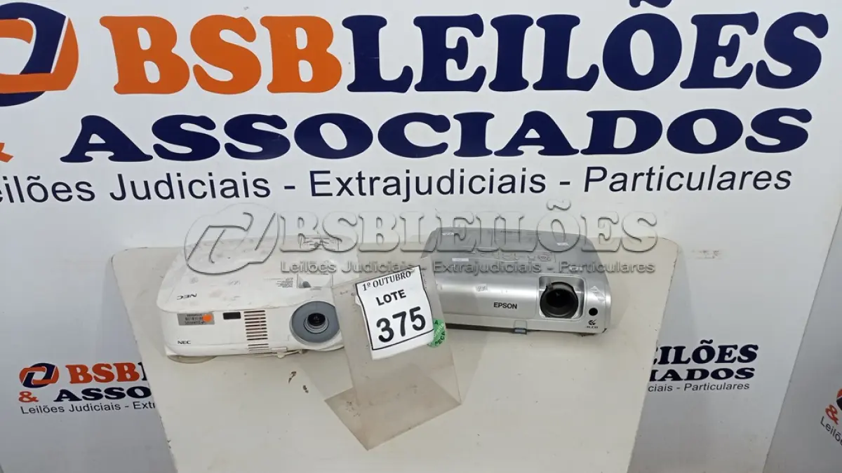 LOTE 375 - 02 PROJETORES MARCAS EPSON E NEC. (NO ESTADO) ATENÇÃO! FAZER A VISITAÇÃO ANTES DE ARREMATAR, NÃO SABEMOS SE FUNCIONA, LEILÃO NÃO TEM GARANTIA E NEM DEVOLUÇÃO, SUJEITO A POSSÍVEIS AVARIAS VISÍVEIS/OCULTAS E/OU AUSÊNCIA DE COMPONENTES.