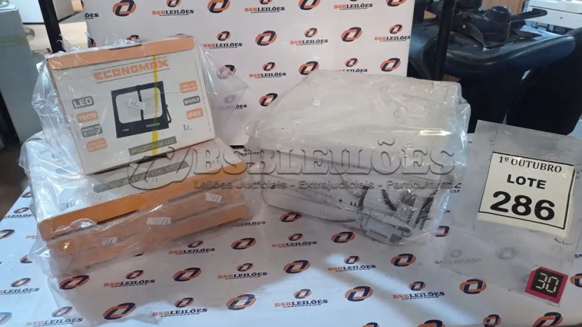 LOTE 286 - 01 LOTE COM VÁRIAS LUMINÁRIAS LED. (NO ESTADO) ATENÇÃO! FAZER A VISITAÇÃO ANTES DE ARREMATAR, NÃO SABEMOS SE FUNCIONA, LEILÃO NÃO TEM GARANTIA E NEM DEVOLUÇÃO, SUJEITO A POSSÍVEIS AVARIAS VISÍVEIS/OCULTAS E/OU AUSÊNCIA DE COMPONENTES.