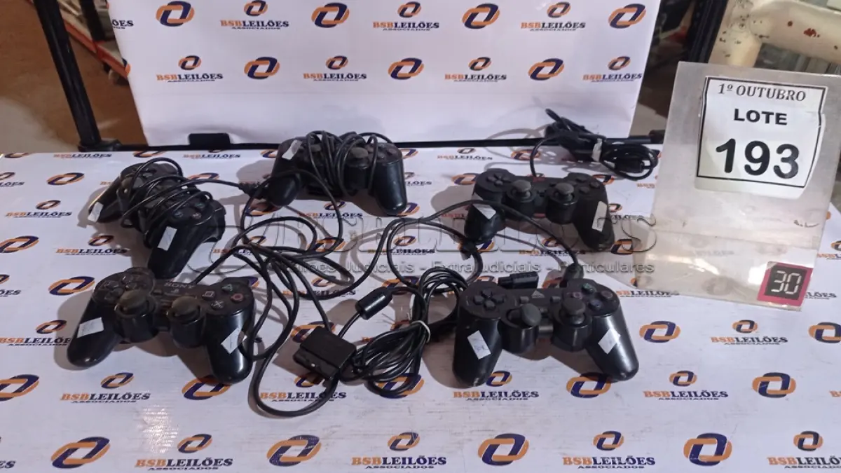 LOTE 193 - 05 JOYSTICKS DE PLAYSTATION. (NO ESTADO) ATENÇÃO! FAZER A VISITAÇÃO ANTES DE ARREMATAR, NÃO SABEMOS SE FUNCIONA, LEILÃO NÃO TEM GARANTIA E NEM DEVOLUÇÃO, SUJEITO A POSSÍVEIS AVARIAS VISÍVEIS/OCULTAS E/OU AUSÊNCIA DE COMPONENTES.