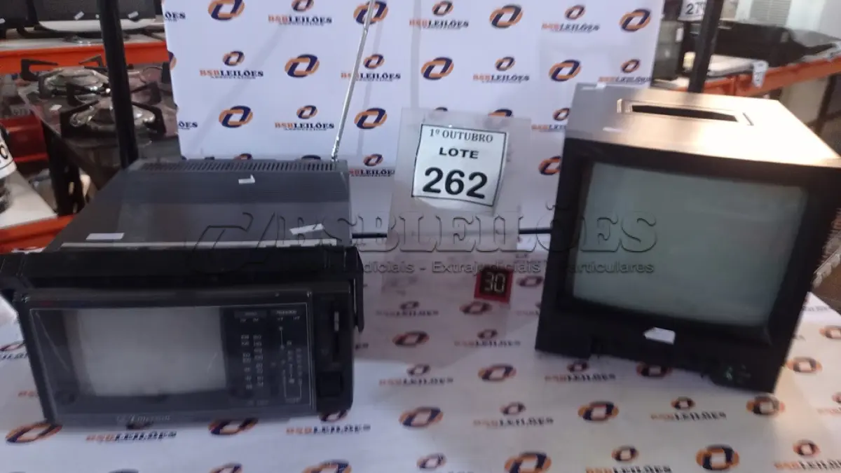 LOTE 262 - 02 TVS PORTÁTEIS. (NO ESTADO) ATENÇÃO! FAZER A VISITAÇÃO ANTES DE ARREMATAR, NÃO SABEMOS SE FUNCIONA, LEILÃO NÃO TEM GARANTIA E NEM DEVOLUÇÃO, SUJEITO A POSSÍVEIS AVARIAS VISÍVEIS/OCULTAS E/OU AUSÊNCIA DE COMPONENTES.