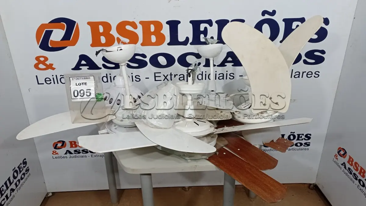 LOTE 095 - 06 VENTILADORES DE TETO. (NO ESTADO) ATENÇÃO! FAZER A VISITAÇÃO ANTES DE ARREMATAR, NÃO SABEMOS SE FUNCIONA, LEILÃO NÃO TEM GARANTIA E NEM DEVOLUÇÃO, SUJEITO A POSSÍVEIS AVARIAS VISÍVEIS/OCULTAS E/OU AUSÊNCIA DE COMPONENTES.