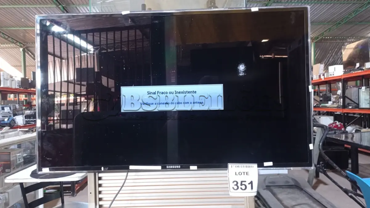 LOTE 351 - 01 TV LCD 40’’ MARCA SAMSUNG. (NO ESTADO) ATENÇÃO! FAZER A VISITAÇÃO ANTES DE ARREMATAR, NÃO SABEMOS SE FUNCIONA, LEILÃO NÃO TEM GARANTIA E NEM DEVOLUÇÃO, SUJEITO A POSSÍVEIS AVARIAS VISÍVEIS/OCULTAS E/OU AUSÊNCIA DE COMPONENTES.
