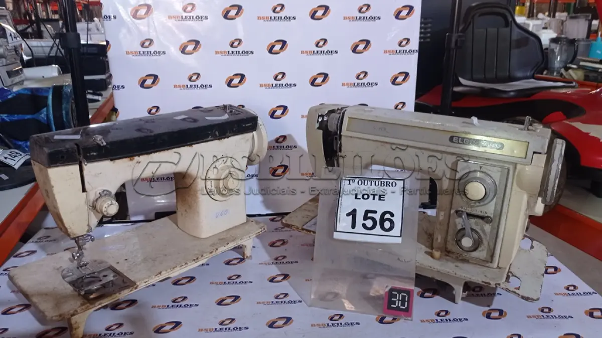 LOTE 156 - 02 MAQUINAS DE COSTURA. (NO ESTADO) ATENÇÃO! FAZER A VISITAÇÃO ANTES DE ARREMATAR, NÃO SABEMOS SE FUNCIONA, LEILÃO NÃO TEM GARANTIA E NEM DEVOLUÇÃO, SUJEITO A POSSÍVEIS AVARIAS VISÍVEIS/OCULTAS E/OU AUSÊNCIA DE COMPONENTES.