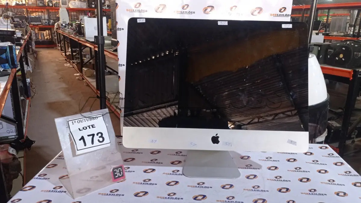LOTE 173 - 01 IMAC APPLE. (NO ESTADO) ATENÇÃO! FAZER A VISITAÇÃO ANTES DE ARREMATAR, NÃO SABEMOS SE FUNCIONA, LEILÃO NÃO TEM GARANTIA E NEM DEVOLUÇÃO, SUJEITO A POSSÍVEIS AVARIAS VISÍVEIS/OCULTAS E/OU AUSÊNCIA DE COMPONENTES.
