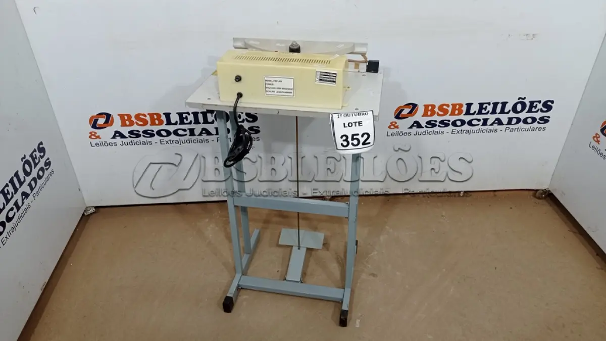 LOTE 352 - 01 SELADORA DE EMBALAGENS PLÁSTICAS COM ACIONAMENTO POR PEDAL. (NO ESTADO) ATENÇÃO! FAZER A VISITAÇÃO ANTES DE ARREMATAR, NÃO SABEMOS SE FUNCIONA, LEILÃO NÃO TEM GARANTIA E NEM DEVOLUÇÃO, SUJEITO A POSSÍVEIS AVARIAS VISÍVEIS/OCULTAS E/OU AUSÊNCIA DE COMPONENTES.