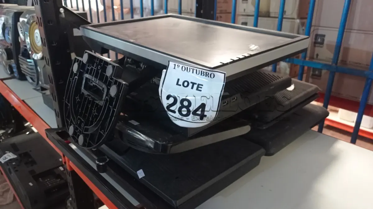 LOTE 284 - 08 MONITORES LCD DE MARCAS E MODELOS DIVERSOS. (NO ESTADO) ATENÇÃO! FAZER A VISITAÇÃO ANTES DE ARREMATAR, NÃO SABEMOS SE FUNCIONA. LEILÃO NÃO TEM GARANTIA E NEM DEVOLUÇÃO, SUJEITO A POSSÍVEIS AVARIAS VISÍVEIS/OCULTAS E/OU AUSÊNCIA DE COMPONENTES.