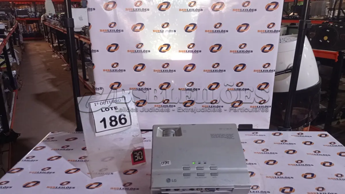 LOTE 186 - 01 PROJETOR MARCA LG. (NO ESTADO) ATENÇÃO! FAZER A VISITAÇÃO ANTES DE ARREMATAR, NÃO SABEMOS SE FUNCIONA, LEILÃO NÃO TEM GARANTIA E NEM DEVOLUÇÃO, SUJEITO A POSSÍVEIS AVARIAS VISÍVEIS/OCULTAS E/OU AUSÊNCIA DE COMPONENTES