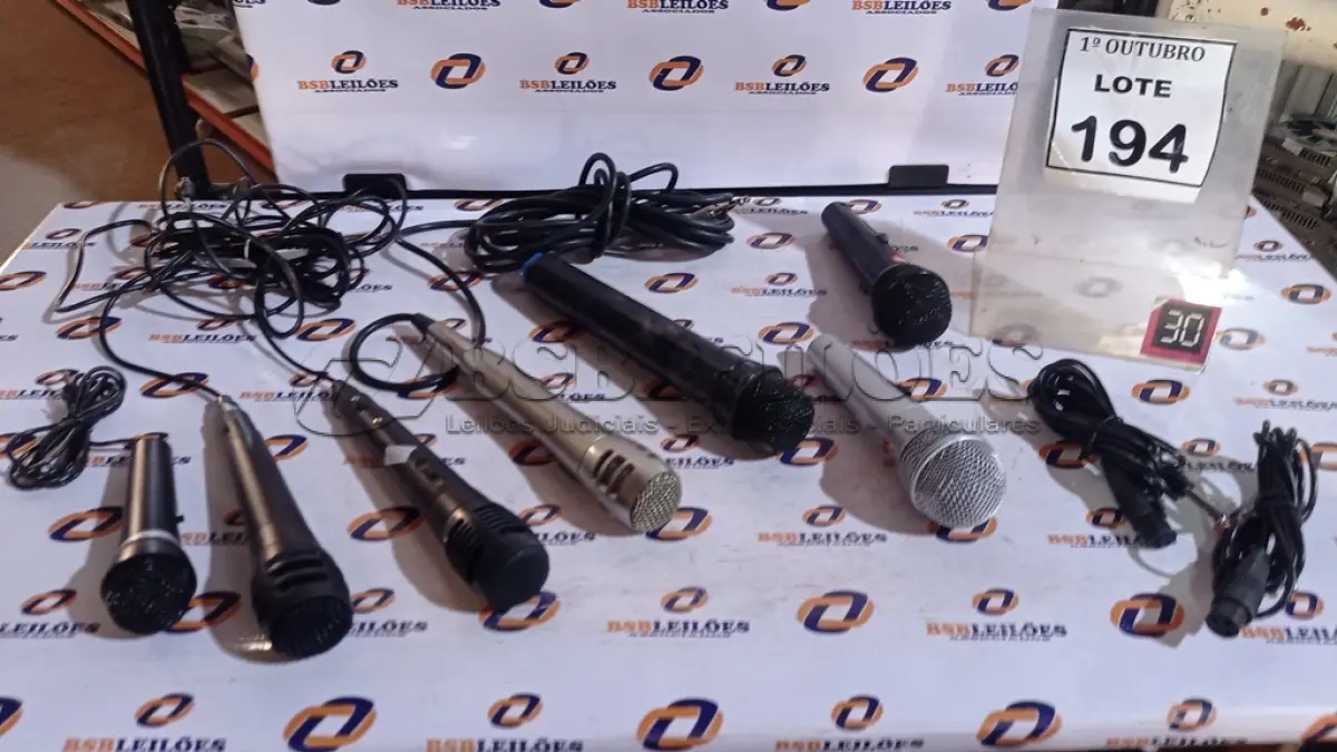 LOTE 194 - 07 MICROFONES DE MARCAS E MODELOS DIVERSOS. (NO ESTADO) ATENÇÃO! FAZER A VISITAÇÃO ANTES DE ARREMATAR, NÃO SABEMOS SE FUNCIONA, LEILÃO NÃO TEM GARANTIA E NEM DEVOLUÇÃO, SUJEITO A POSSÍVEIS AVARIAS VISÍVEIS/OCULTAS E/OU AUSÊNCIA DE COMPONENTES.