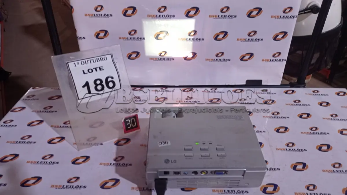 LOTE 186 - 01 PROJETOR MARCA LG. (NO ESTADO) ATENÇÃO! FAZER A VISITAÇÃO ANTES DE ARREMATAR, NÃO SABEMOS SE FUNCIONA, LEILÃO NÃO TEM GARANTIA E NEM DEVOLUÇÃO, SUJEITO A POSSÍVEIS AVARIAS VISÍVEIS/OCULTAS E/OU AUSÊNCIA DE COMPONENTES