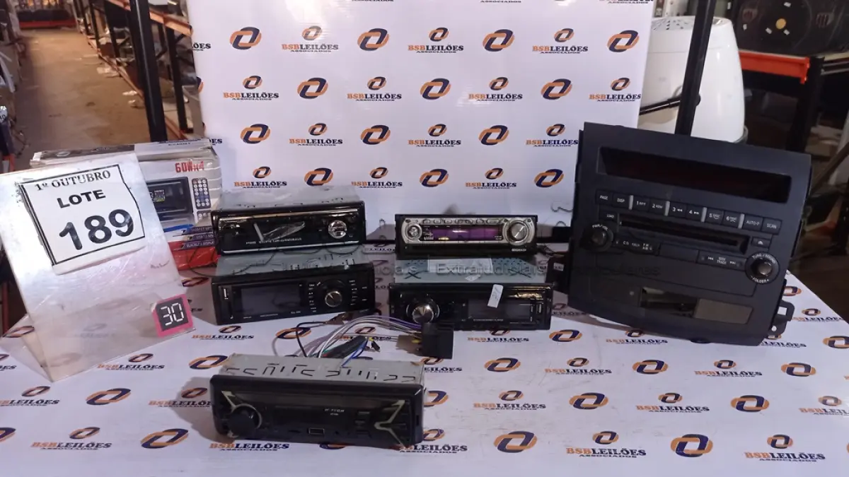 LOTE 189 - 06 APARELHOS DE SOM AUTOMOTIVOS. (NO ESTADO) ATENÇÃO! FAZER A VISITAÇÃO ANTES DE ARREMATAR, NÃO SABEMOS SE FUNCIONA, LEILÃO NÃO TEM GARANTIA E NEM DEVOLUÇÃO, SUJEITO A POSSÍVEIS AVARIAS VISÍVEIS/OCULTAS E/OU AUSÊNCIA DE COMPONENTES.