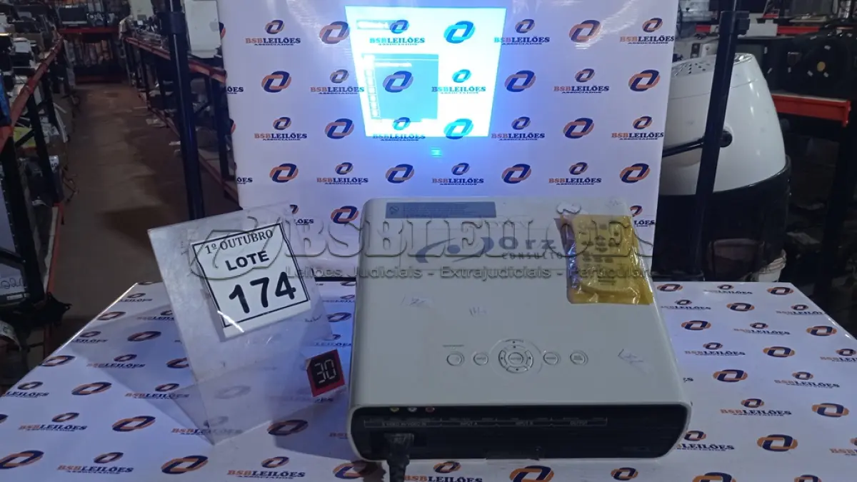 LOTE 174 - 01 PROJETOR COM CONTROLE MARCA SONY. (NO ESTADO) ATENÇÃO! FAZER A VISITAÇÃO ANTES DE ARREMATAR, NÃO SABEMOS SE FUNCIONA, LEILÃO NÃO TEM GARANTIA E NEM DEVOLUÇÃO, SUJEITO A POSSÍVEIS AVARIAS VISÍVEIS/OCULTAS E/OU AUSÊNCIA DE COMPONENTES.