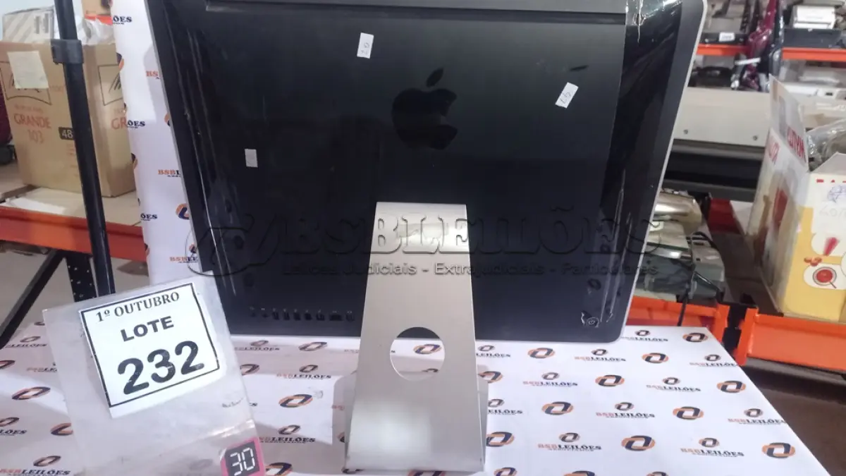 LOTE 232 - 01 IMAC APPLE. (NO ESTADO) ATENÇÃO! FAZER A VISITAÇÃO ANTES DE ARREMATAR, NÃO SABEMOS SE FUNCIONA, LEILÃO NÃO TEM GARANTIA E NEM DEVOLUÇÃO, SUJEITO A POSSÍVEIS AVARIAS VISÍVEIS/OCULTAS E/OU AUSÊNCIA DE COMPONENTES.