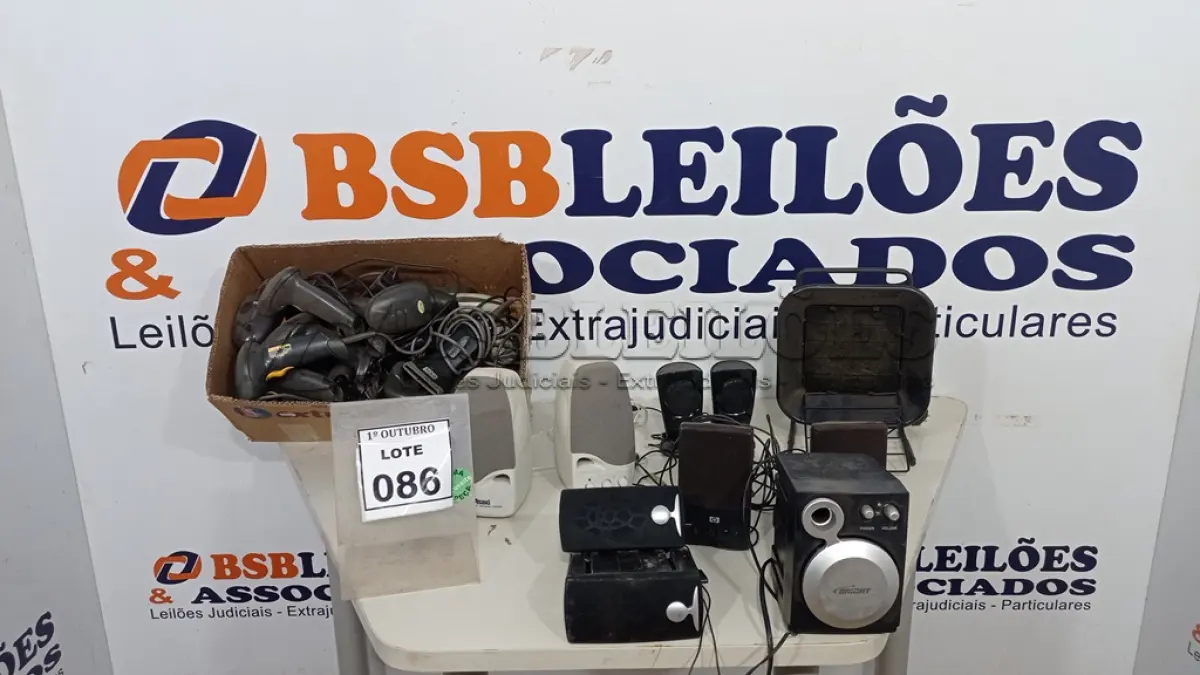 LOTE 086 - 01 LOTE COM VÁRIAS CAIXAS DE SOM, LEITORAS DE CÓDIGO DE BARRAS, 01 COOLER DE NOTEBOOK E 01 EXAUSTOR DE BANCADA. (NO ESTADO) ATENÇÃO! FAZER A VISITAÇÃO ANTES DE ARREMATAR, NÃO SABEMOS SE FUNCIONA, LEILÃO NÃO TEM GARANTIA E NEM DEVOLUÇÃO, SUJEITO A POSSÍVEIS AVARIAS VISÍVEIS/OCULTAS E/OU AUSÊNCIA DE COMPONENTES.