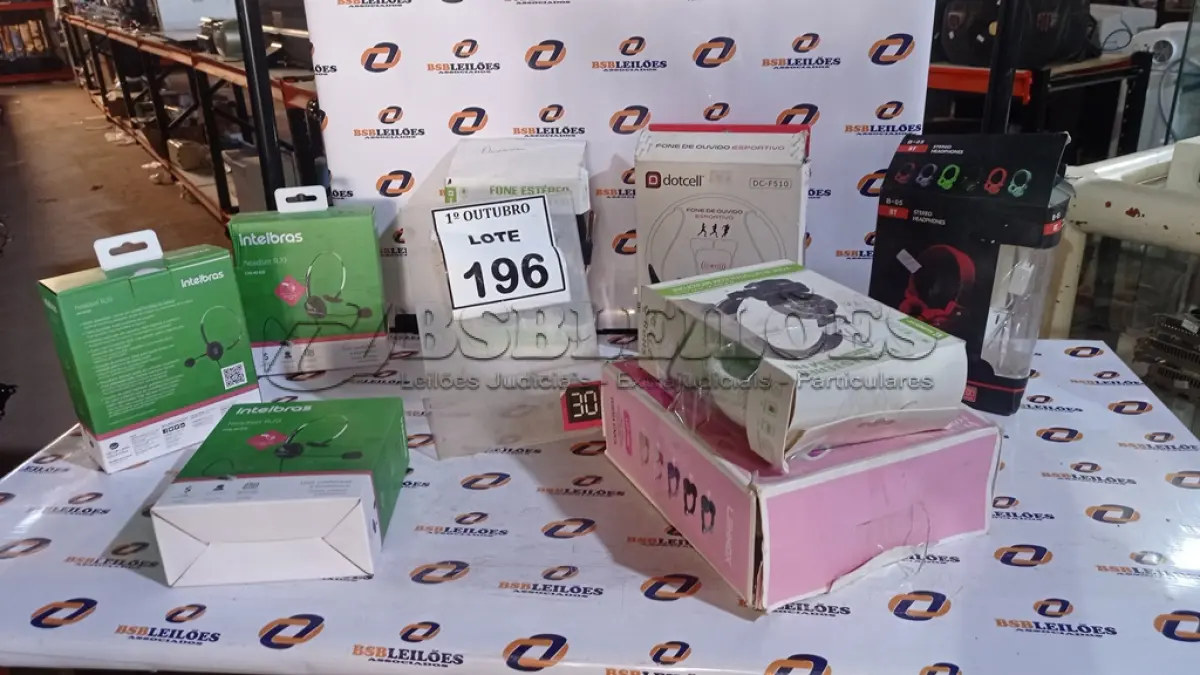 LOTE 196 - 08 HEADPHONES DE MARCAS E MODELOS DIVERSOS. (NO ESTADO) ATENÇÃO! FAZER A VISITAÇÃO ANTES DE ARREMATAR, NÃO SABEMOS SE FUNCIONA, LEILÃO NÃO TEM GARANTIA E NEM DEVOLUÇÃO, SUJEITO A POSSÍVEIS AVARIAS VISÍVEIS/OCULTAS E/OU AUSÊNCIA DE COMPONENTES.