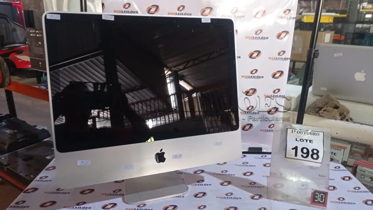 LOTE 198 - 01 IMAC APPLE. (NO ESTADO) ATENÇÃO! FAZER A VISITAÇÃO ANTES DE ARREMATAR, NÃO SABEMOS SE FUNCIONA, LEILÃO NÃO TEM GARANTIA E NEM DEVOLUÇÃO, SUJEITO A POSSÍVEIS AVARIAS VISÍVEIS/OCULTAS E/OU AUSÊNCIA DE COMPONENTES.