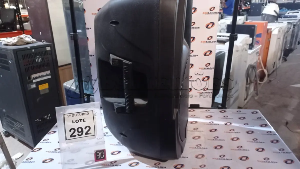LOTE 292 - 01 CAIXA DE SOM MARCA PZ PRO ÁUDIO. (NO ESTADO) ATENÇÃO! FAZER A VISITAÇÃO ANTES DE ARREMATAR, NÃO SABEMOS SE FUNCIONA. LEILÃO NÃO TEM GARANTIA E NEM DEVOLUÇÃO, SUJEITO A POSSÍVEIS AVARIAS VISÍVEIS/OCULTAS E/OU AUSÊNCIA DE COMPONENTES.