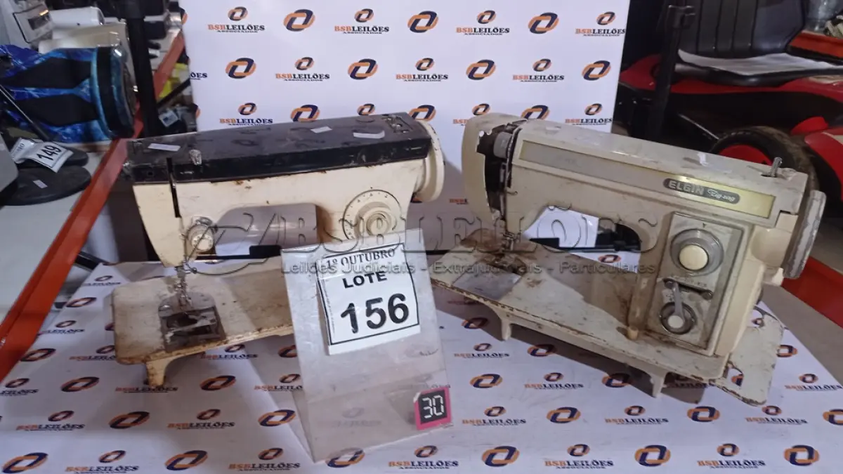 LOTE 156 - 02 MAQUINAS DE COSTURA. (NO ESTADO) ATENÇÃO! FAZER A VISITAÇÃO ANTES DE ARREMATAR, NÃO SABEMOS SE FUNCIONA, LEILÃO NÃO TEM GARANTIA E NEM DEVOLUÇÃO, SUJEITO A POSSÍVEIS AVARIAS VISÍVEIS/OCULTAS E/OU AUSÊNCIA DE COMPONENTES.