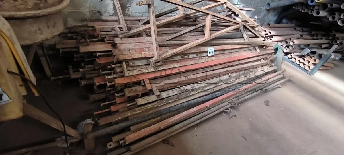 LOTE 146 - 01 LOTE COM CANTILHÕES EM FERRO. (NO ESTADO) ATENÇÃO! FAZER A VISITAÇÃO ANTES DE ARREMATAR, NÃO SABEMOS SE FUNCIONA, LEILÃO NÃO TEM GARANTIA E NEM DEVOLUÇÃO, SUJEITO A POSSÍVEIS AVARIAS VISÍVEIS/OCULTAS E/OU AUSÊNCIA DE COMPONENTES.