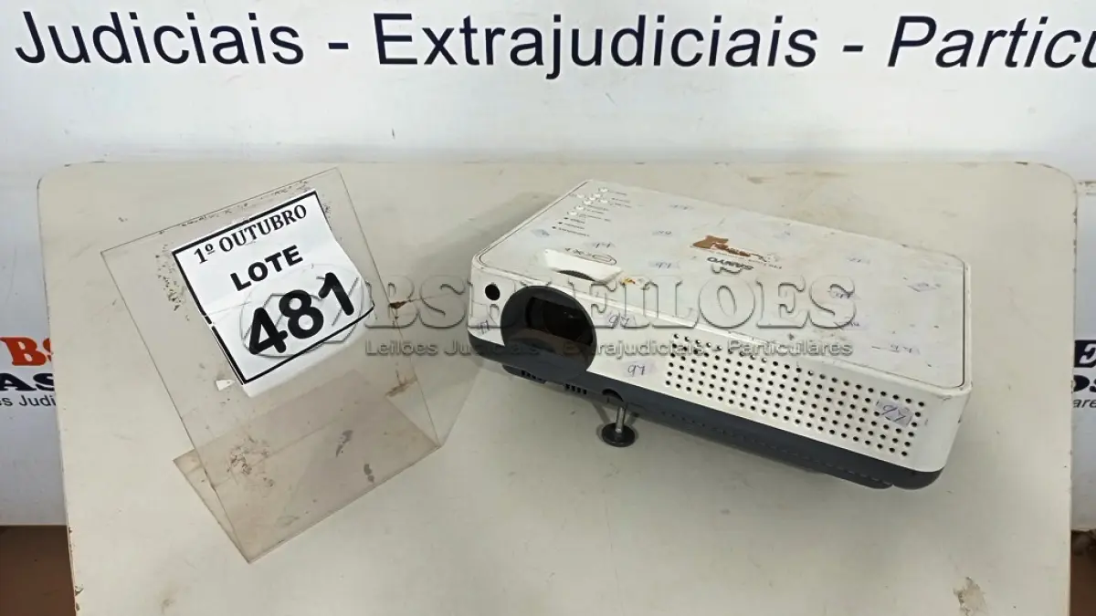 LOTE 481 - 01 PROJETOR MARCA SANYO. (NO ESTADO) ATENÇÃO! FAZER A VISITAÇÃO ANTES DE ARREMATAR, NÃO SABEMOS SE FUNCIONA, LEILÃO NÃO TEM GARANTIA E NEM DEVOLUÇÃO, SUJEITO A POSSÍVEIS AVARIAS VISÍVEIS/OCULTAS E/OU AUSÊNCIA DE COMPONENTES.