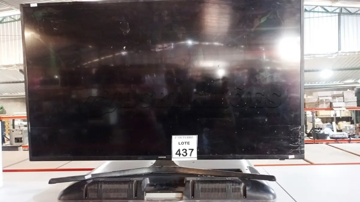 LOTE 437 - 01 TV LCD 49’’ MARCA SAMSUNG E 01 TV LCD 32’’ MARCA PHILPS. (NO ESTADO) ATENÇÃO! FAZER A VISITAÇÃO ANTES DE ARREMATAR, NÃO SABEMOS SE FUNCIONA, LEILÃO NÃO TEM GARANTIA E NEM DEVOLUÇÃO, SUJEITO A POSSÍVEIS AVARIAS VISÍVEIS/OCULTAS E/OU AUSÊNCIA DE COMPONENTES.